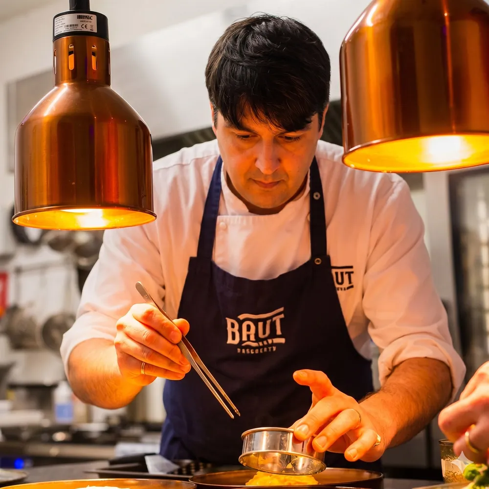 Chef Rafael Jacob trabalhando na cozinha