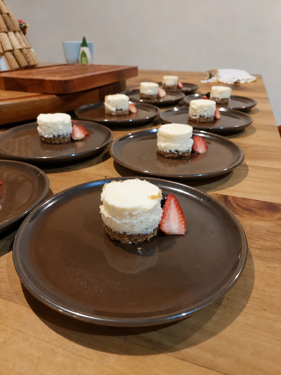 Cheesecakes individuais com morango dispostos sobre a mesa